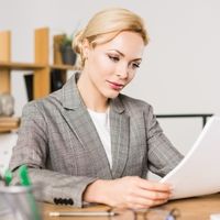 В случае обжалования потерпевшим постановления следователя о возмещении расходов на представителя суд сможет сам определить их размер